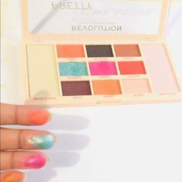 Revolution Pretty Creative Eyeshadow Pallete (11 Colours) - Picture 3 of 8